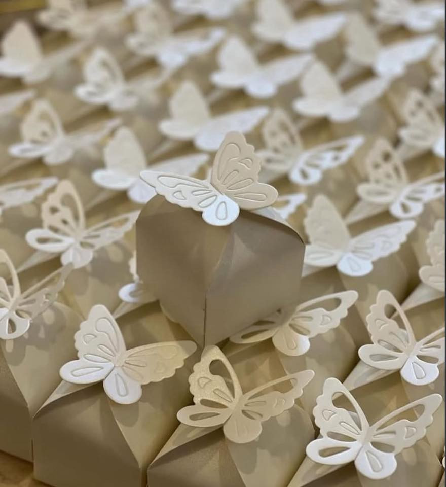 بنات ٧٥ بوكس وعلاكه و٢٥ علامه تقريبا زايده وعلب فراشات كومه وأكياس ١٠٠ كيس كرزات شفاف وأكياس زرك كال توزيعات أريدهم كلهم ب ١٠٠ 
كلهم جدد وما مستخدمات زادوا من حنتي


**إذا كنت صاحب هذا الإعلان وتريد حذفه لأي سبب، رجاءا أرسل رسالة إلى الدعم الفني**