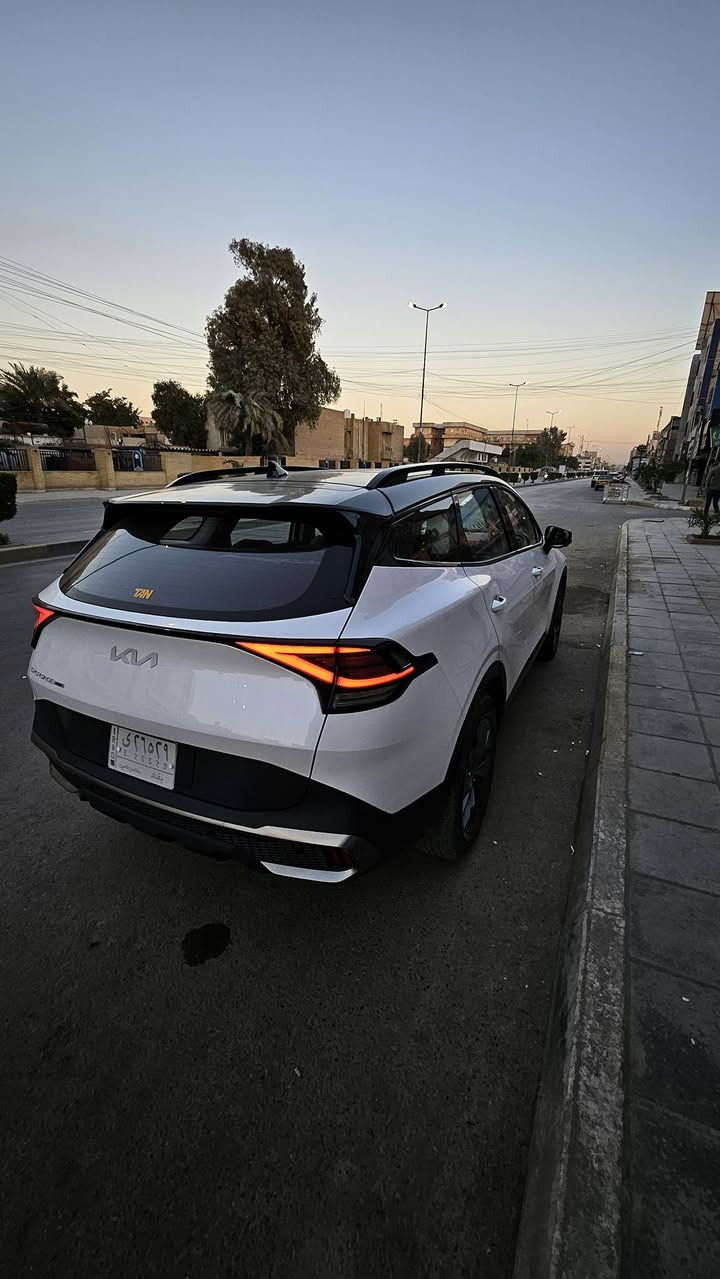 السلام عليكم 
سبورتج 2022 هايبرد X Larg 
فووول مواصفااات 
بانوراما 
كير ماوس 
كشنات كهرباء مع تدفئة وتبريد 
السيارة 2 كلر 
شاشة متصل 
وغيرها الكثير 

مكفولة من الصبغ 
فقط ضرر بسيط بالدعامية من الاسفل 
المكان : بغداد
السعر = 22الف دولار 
للتواصل : ***********
