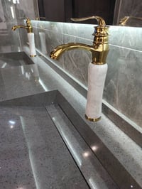 ارتقي بحمامك بألوان نابضة بالحياة المميزة، من WTD BATROOM 🧡  مغاسل كوا...