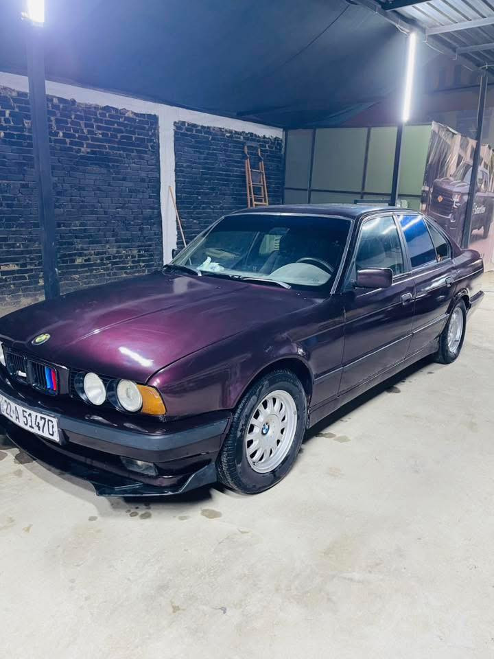 سلام عليكم
Bmw 525 

موديل 1994 

السياره جاهزه الاخر حبايه 

تبريد حداديه تخم تاير كلها كامله 

غرفتها نضيفه 80‎%‎ 

بيها سستم صوت كامل 

اكزوز رياضي 

كير اوتو 

مكينه اصل فانوس بيها 

سوارات متغير 

بكلايت دخاني بلاد 

رقم اربيل الجديد 

مكانها بابل المركز 

السياره بدون ضربه 

ومصبوغه حزام 

للاتصال ***********
