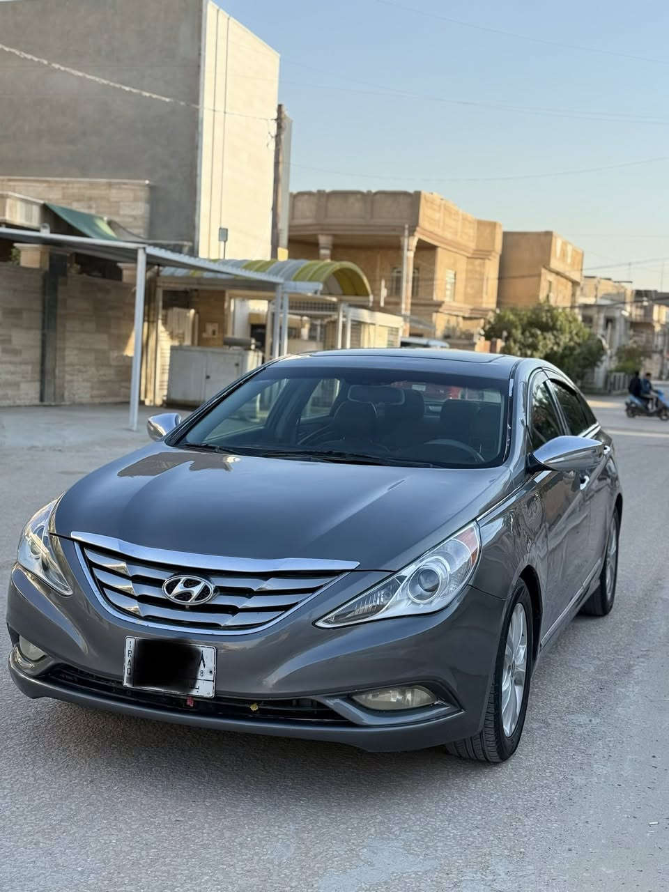 السلام عليكم سوناتا موديل 2011 وارد امريكي بيها فقط قطعتين بدون دواخل فول موصفات محرك 2400  رقم بغداد سعرها 92 وبيها مجال 
***********
