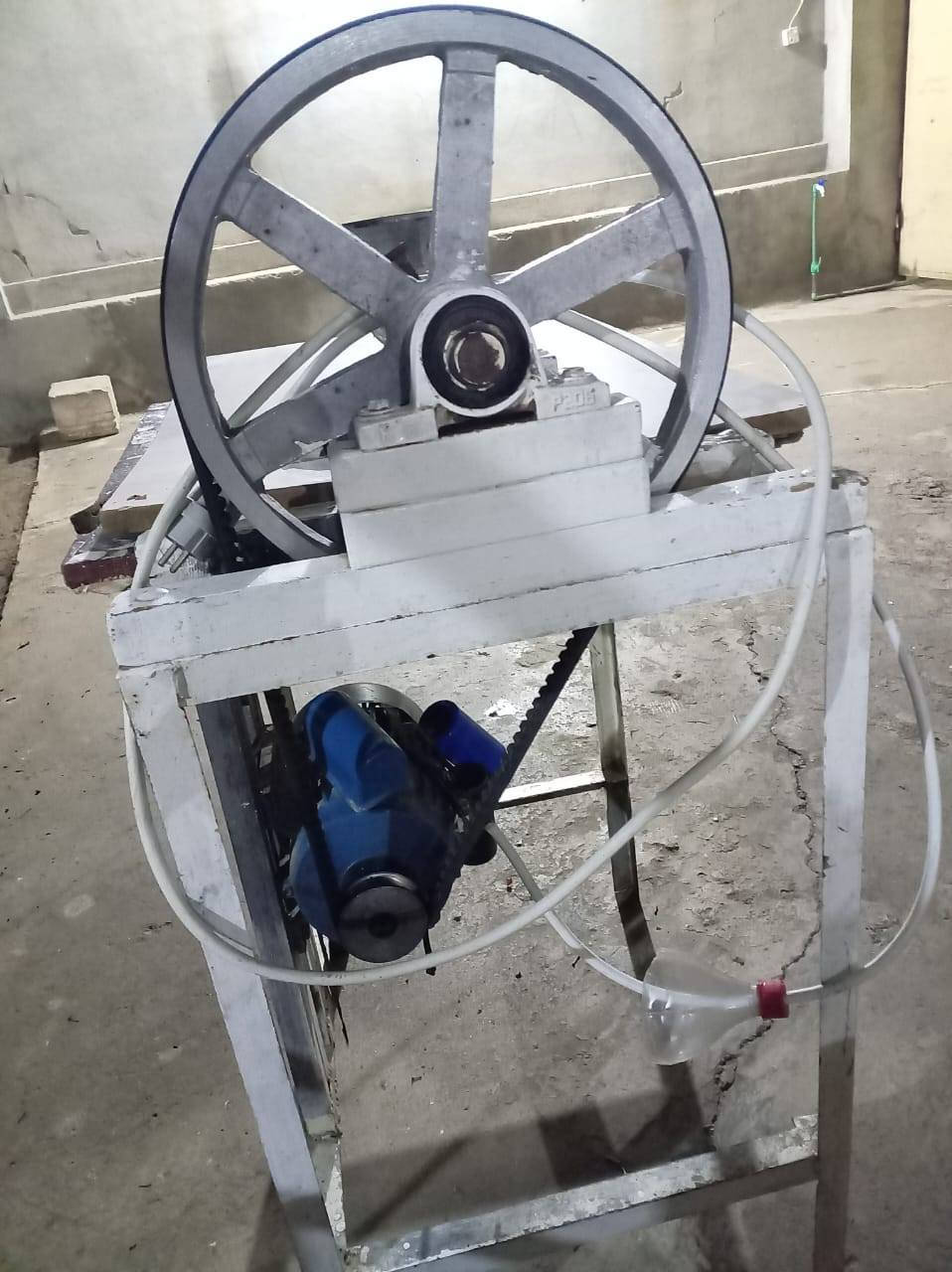 للبيع مكينه فلافل و لحم
سعرها 150 وبيها مجال/ موصل/ جانب الايمن
 للاتصال على رقم 
***********
***********
