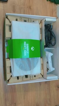 اكس بوكس سيريس اس • مستعمل سنة • ملحقاته كاملة