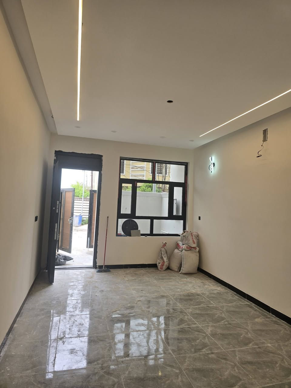 دار للبيع 107  متر واجه  4,30  نزال 25
يحتوي على 3 غرف و 2 خدمات
ضلع منفصل غير مشترك
طابو ملك صرف  شارع 12 متر
حي الجهاد ظباط الشهداء
خلف الشارع التجاري مباشره
***********
***********
