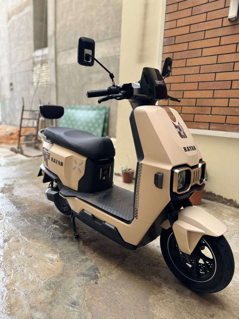 سلام عليكم دراجه شحن للبيع شركه ريان ام عيون حديث كامل مواصفات ودراجه جديده معنه الكلمه قبل شهر اخذتهه بيهه منفث يوسبي +خوذه شركه+سايد دكمه+ لدات من جميع الدراجه +جادر شركه مكان بغداد الجادريه ***********
