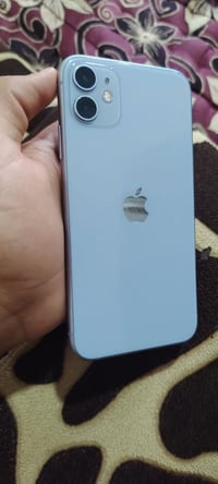 آيفون ١١ ١٢٨ • بطارية ٧٩٪ • شروخ شاشة