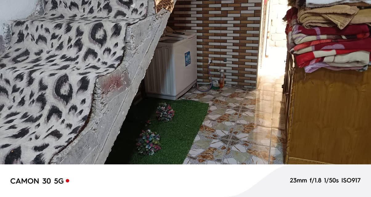 بيت مساحته ٢٨٠ بناء ١٦٠ غرفه كلدور ومطبخ وستقبال وصحيات داخليه وخارجية قرب الروائي شارع التاجيه خمسطعش تبليط مامتواجد عله فيس ***********@@
