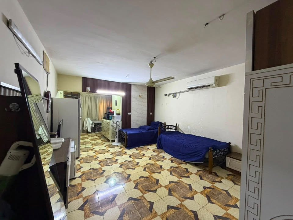 🏠 دار للبيع في بغداد - حي الجهاد طابو صرف
> 📐 المساحة: 200 متر
📏 الواجهة: 10 متر | النزال: 20 متر
📍 الموقع: حي الجهاد - منطقة الألفين
> المواصفات:
✔️ كراج سيارة + حديقة
✔️ مطبخ عدد 2 الارضي(حار وبارد)
✔️ 3 حمامات
✔️ سويت عدد 2
✔️ صالة استقبال كبيرة
✔️ مخزن +غرفة نوم ارضية 
> 💰 السعر: مناسب جداً بسعر قطعة ارض مستعجل على البيع
📞 للتواصل والاستفسار: ***********
