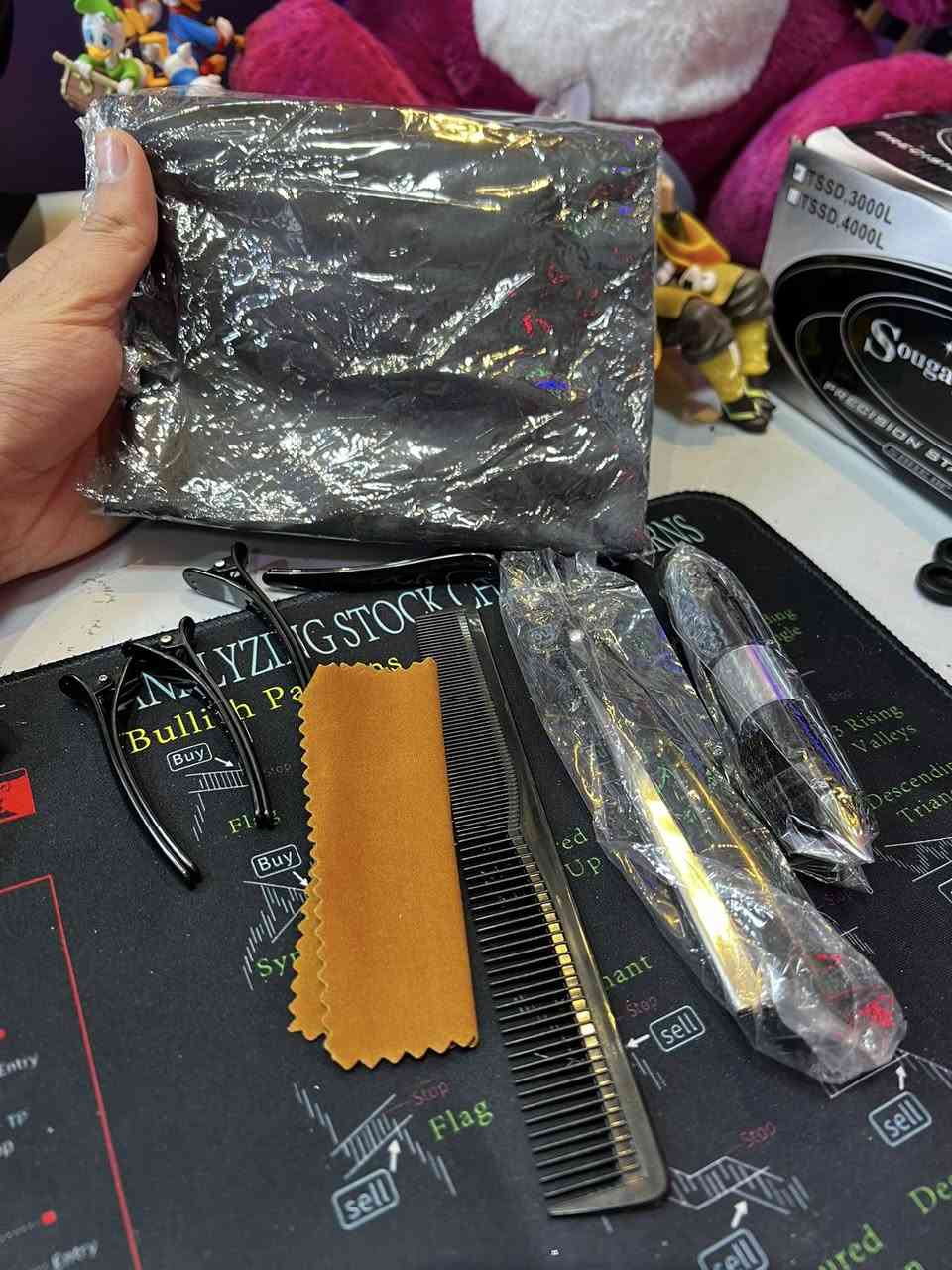 مقص حلاقة  (Straight Scissors): هذا المقص الأساسي، حاد ومصمم حتى يكص الشعر بدقة. بي "ساندة" للأصبع حتى تسيطر عليه وما يتعب إيدك.
• مقص تشفير (Thinning Scissors): هذا المقص اللي بي سنون (مثل المشط). وظيفته يقلل كثافة الشعر (يخففه) بدون ما يكصر طوله، ويستخدموه حتى يدمجون طبقات الشعر ويطلع الموديل مرتب.
• مشط حلاقة: مشط أسود كلاسيكي، جهة سنونها ناعمة وجهة خشنة، ضروري ويه الكص.
• ماشة (قرصات) شعر: ذني السود الثنين، يفيدنك حتى تعزل الشعر وتكص جزء جزء براحتك.
• وصلة تنظيف: قطعة قماش (لونها خردلي) ناعمة حتى تمسح بيها المقصات من الدهن أو بقايا الشعر وره ما تخلص.
• محفظة (قلمية): الجنطة السودة الصغيرة اللي تلم الغراض كلهن حتى لا يضيعن ولا يتثلم المقص.
ليش هذا السيت زين؟
1. الديزاين: المقصات بيها حلقات زرقة داخلية، هاي مطاطية (ربر) حتى لا تزلق أصابعك وتكون مريحة بالشغل.

السعر 65.000

الحجز ***********
