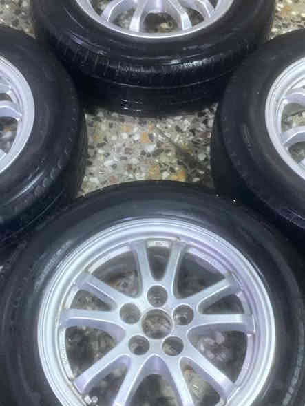 السلام عليكم 
للبيع 
تخم ويل كب مال كورلا بلادي مختوم تيوتا حجم 15
مع تخم تاير إنتاج 22
السعر 190
الاتصال ع الرقم ***********
