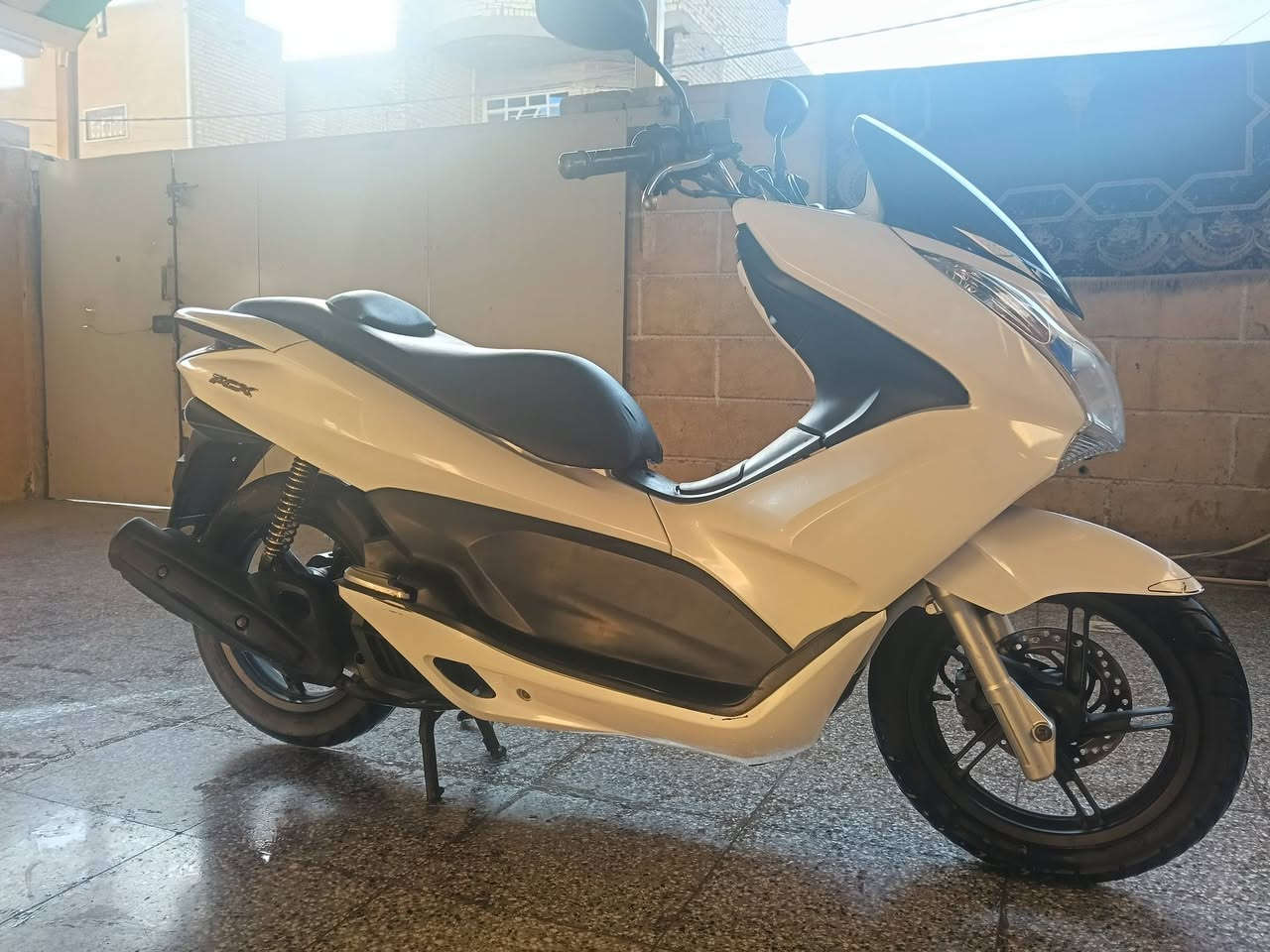 Pcxجيل اول موديل 16 ياباني  دراجه مصارها هواي نازله رمبه مكفوله تجي تفحص وتاخذها من باب البيت وجيب وياك اي فيتر يعجبكك
حرف A 
حساس زدحام 
حساس ستان 
كلهن شغالات 
السعر مليون و550 مجالي شي بصيط مال حك الجيه فقط 
دراجه دهن امزويل + بانزين محسن + مي راديتر الاخضر الزيتي مو ابو لاف دراجه مداريها من كل نواحي تجي وتشوف بعينك 

مكاني بغداد البياع السيديه حي التراث 
***********
