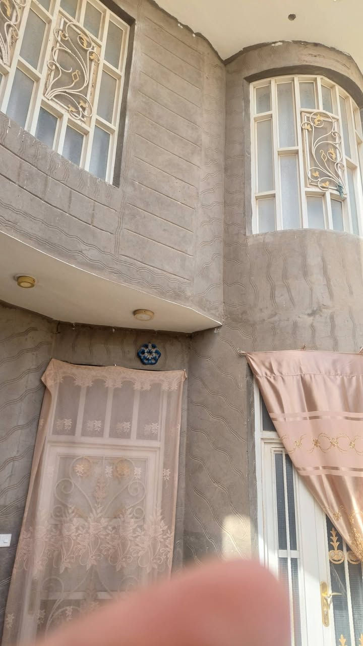 200م للبيع حي المتنبي طابو صرف منطقة 320 على ساحة (متنزه)  بناء حديث طابقين  خمس غرف نوم وصالة عدد 2 وصحيات 3 مكشوفة عدد 2 واستقبال ومطبخ حار وبارد 460 مليون مع مجال قليل للاستفسار ***********
