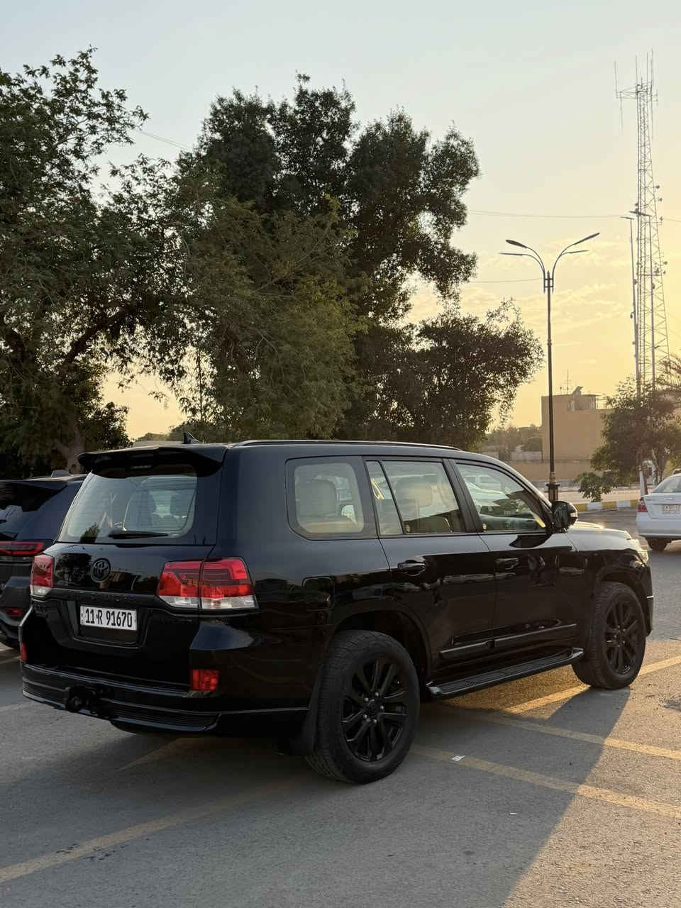 السلام عليكم.. للبيع فقط
لاندكروز vxs موديل 2019 
٨ سلندر محرك 5700
المشي 137 الف كيلو 
فول مواصفات (العنوان بغداد)
السعر 55000$ 
الرقم ***********
