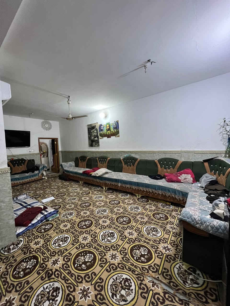 سلام عليكم للبيع حي السلام بيت 100م طابقين شيلمان مقابيل مجمع العين السعر 170مليون للاستفسار مكتب علاء الملالي ***********
