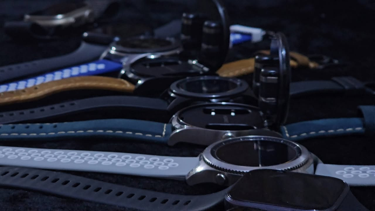 لوتس فون | الاختيار الأمثل للأصلي

الساعات الذكية المتوفرة:

 * Apple Watch S8: حجم 46، صحة البطارية 89%.
 * Galaxy Watch 5 Pro: نسخة التيتانيوم المتينة.
 * Huawei Watch Buds: ساعة وسماعة مدمجة (تيتانيوم).
 * Samsung Gear S3 Classic: هيكل ستيل أنيق.
 * Galaxy Watch 1 Classic: تدعم الشريحة الإلكترونية.
 * Huawei Watch GT 5: الإصدار الأحدث.
 * Huawei Watch GT 4 & 4 Pro: تصاميم عصرية متطورة.
 * Huawei Watch GT 3 Pro: فخامة التيتانيوم والسافير.
 * Huawei Watch GT 3 SE: النسخة الرياضية الخفيفة.
 * Huawei Watch GT 2 Pro: الأداء المستقر والتصميم الكلاسيكي.
 * Huawei Fit (1, 2) & Band 6: الموديلات الرياضية.

السماعات الذكية (Buds):

 * Samsung Buds Live: اللون الأسود المميز.
 * Samsung Buds Pro: اللون البنفسجي الملكي.
 * Samsung Buds 2 Pro & Buds 3 Pro: أحدث إصدارات سامسونج.
 * Huawei FreeBuds 2 Pro: متوفرة باللون البنفسجي.

الشواحن والإكسسوارات الأصلية:

 * شواحن سامسونج اللاسلكية: متوفرة بالنسخة (الأحادية والثنائية).
 * شواحن سلكية (Super Fast): بقدرات 25W، 45W، و 66W.
 * أقلام سامسونج (S-Pen): النسخ الأصلية.
 * سيور وشواحن ساعات: (Apple, Samsung, Huawei).

التوصيل: بغداد 6,000 | المحافظات 10,000.
للحجز والاستفسار:
 * واتساب: ***********
 * تيليغرام: t.me/lutesphon
 * إنستغرام: @louts_phone
