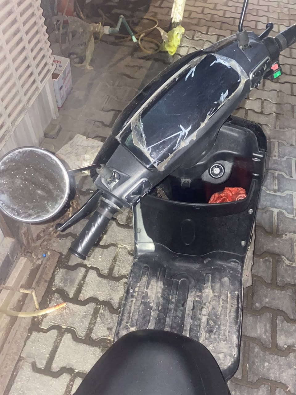 السلام عليكم
 دراجه شحن BA 
ملف 2000
72V  
مشيها الحقيقي 80
3 نمر 
شحنه وحده تمشي 55 كيلو
يجي بيها ( بصمه تشغيل عن بعد/كارت/ سويج)
مده شحن 7 ساعات كامله تفول
ماشيها 3000

دراجه نظيفه كلشي مابيها كلشي شغال بيه 
فقط طين مال مطر 

السعر 700 الف 
مكاني بغداد
لاستفسار ***********
