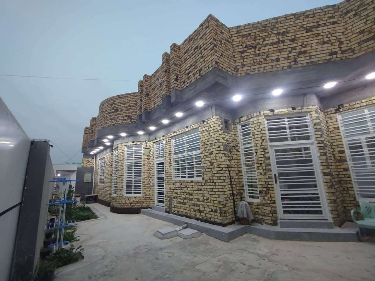 سلام عليكم بيت للبيع على طريق السنيه المساحة 250م البناء طابوق كونكريت غير متواجد على فيس للاستفسار على ***********
