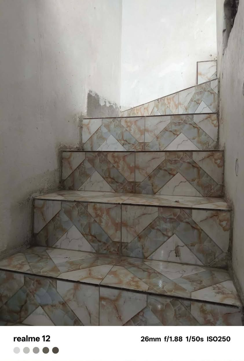 بيت للبيع مساحة 150م بناء طابوق  يحتوي على غرفة صالة مطبخ استقبال منور حزام سيراميك كل البيت  سطح شتايكر  حديقة طارمة  حي 18 ثاني فرع عن شارع الحمداني واجهة 7,5 نزال 20 رقم الدار 1702
***********
