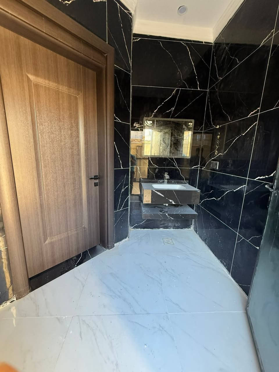 دار للبيع 200م تكريت حي الشهداء
بناء حديث فوول ترتيب 
طابقين اربع غرف نوم واستقبال وصاله كبيره ومطبخ 
حمامات داخليه وخارجيه 
بناء درجه اولى وموقع مميز شارع 20م 
اتجاه الدار شروق شمس 
السعر 210 مليون وبي مجال 
للاستفسار *********** و ***********
ملاحظه : التعامل حصرا مع صاحب الدار
