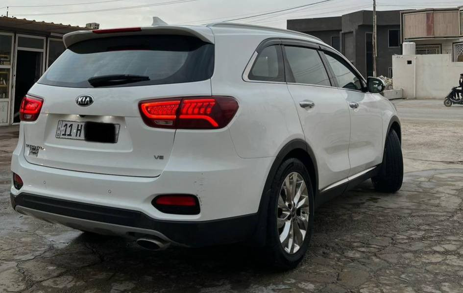 سورنتو 2020 وارد خليجي 
الموديل : 2020 
 الممشى : 200 الف كيلو متر 
 مكينة 3600 ( V6 ) 
الضرر : ضربة بالتكم الامامية اثر حادث عارضة ومعمرة تعمير درجة اولى + صفحة سايق جاملغ امامي تكحيل + خشم البنيد جهة السايق شبر صبغ + بارد وتكحيل باب وجاملغ خلفي عكس السايق + موضحلك صور اثناء التصليح 
  كير ومحرك كفالة 
 رقم بغداد الجديد بأسمي

المواصفات ماعدا الفتحة 
 شاشة حجم كبير
 كشنات الامامية كهربايئة + مساج 
 حساسات  
دفع رباعي 
 سبعة راكب 
السيارة استخدام شخصي ع ايدي ونظيفة جدا ماتصرف عليه دينار وكما موضح بالصور 
العنوان : حلة 
رقم صاحب سيارة ***********
