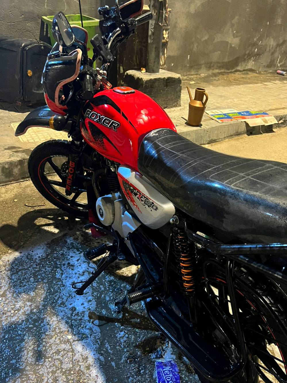 سلام عليكم دراجه بوكسر 2023سنويه رقم باقي بس ع تسليم دراجه مكينه مامفتوحه حلوه نضيفه  سعر2400وبيه مجال
مكان بصره حيانيه رقم 0788166093