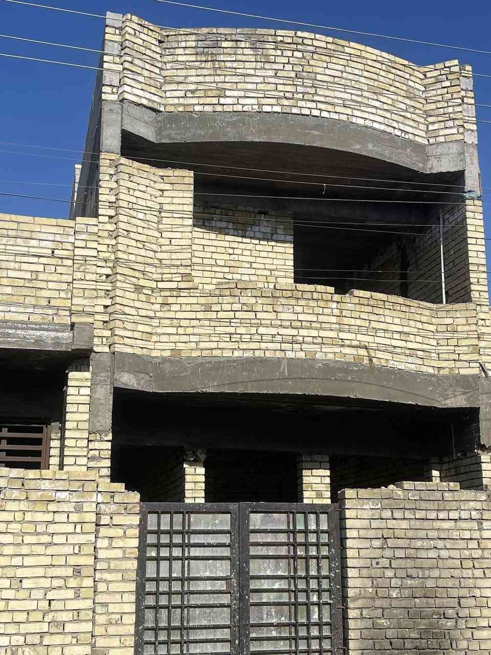 سلام عليكم هيكل اللبيع المساحه 100 متر بناء درجه أولى زراعي سند 25 نهايت اربع شوارع رابع فرع ع ايسره زراعي النفطيه ***********
