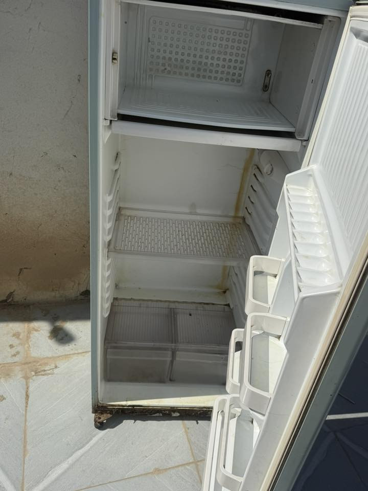 ثلاجه البيع تشتغل مابيه اي شي سعره 150 بيه مجال مكان قرب سيد دفاس   ***********
