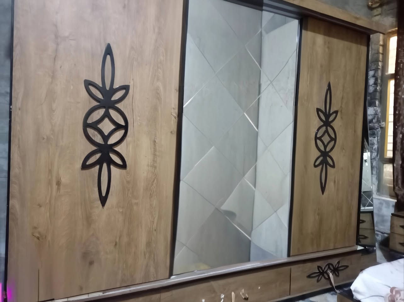 غرفه نوم للبيع 6 قطع مكانها الغزاليه ضررها بسيط سعرها مناسب جدا الاتصال على الرقم ***********
