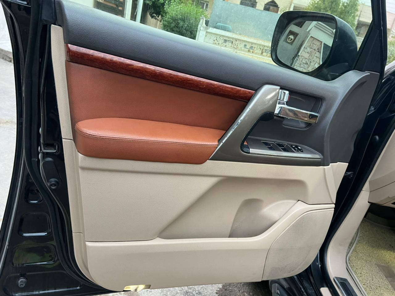 السلام عليكم لانكروز 2013 بغداد السيارة حلوة ونظيفه مثل ماموظح بصور سونار كامل موجود هم بالصور  عارظها 315 سعر حلو مال بيع مكاني بغداد الغزالية ***********
