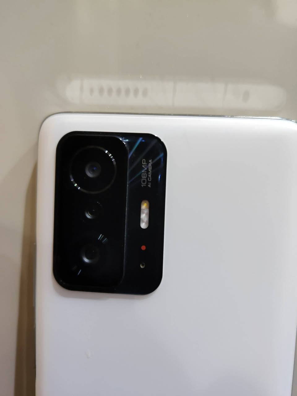 للبيع: وحش الفئة المتوسطة Xiaomi 11T 5G بنظافة ممتازة! 🔥
التفاصيل والمواصفات:
​📱 الشاشة: شاشة خرافية AMOLED بحجم 6.67 بوصة بمعدل تحديث 120Hz (سلاسة تامة في الألعاب والتصفح)، محمية بزجاج كوريلا جلاس فيكتوس المقاوم للكسر.
​⚙️ الأداء والمعالج: معالج الألعاب القوي MediaTek Dimensity 1200 5G (أداء طيارة وبدون تعليق).
​💾 المساحة والرام: ذاكرة داخلية ضخمة 256 جيجابايت مع 8 جيجا رام.
​📸 الكاميرا: كاميرا خلفية احترافية بدقة 108 ميجابكسل تصوّر بدقة 4K وعزل سينمائي، وكاميرا سيلفي 16 ميجابكسل.
​🔋 البطارية والشحن: بطارية ضخمة 5000 مللي أمبير بتكفي يوم كامل استخدام مكثف، وتدعم الشحن السريع الخارق بقوة 67 واط (يشحن من 0 لـ 100% بنصف ساعة تقريباً!).
​💿 النظام الحالي: الجهاز محدث بالكامل لآخر نظام من شاومي Xiaomi HyperOS المبني على Android 14 (أحدث واجهة مستقرة وسريعة).
​المميزات الإضافية:
​صوت ستيريو مزدوج نقي وعالي جداً.
​يدعم تشغيل شريحتين 5G.
​يحتوي على مستشعر IR للتحكم بالتلفزيون والمكيفات عن بعد.
​اللون: أبيض ملكي مميز (نفس اللي بالصورة
هاتف Xiaomi 11T 5G يأتي بمعالج قوي وهو MediaTek Dimensity 1200، وإليك عدد الفريمات (Frames per second) التي يدعمها في لعبة ببجي (PUBG Mobile):
​60 فريم (60 FPS): يدعمها الهاتف بشكل رسمي ومستقر جداً على إعدادات الرسوميات Smooth / Ultra أو Balanced / Ultra، ويمنحك أداءً سلساً وسريعاً بدون تقطيع بفضل قوة المعالج وشاشة الـ 120Hz.

هاتف Xiaomi 11T 5G يأتي بمعالج قوي وهو MediaTek Dimensity 1200، وإليك عدد الفريمات (Frames per second) التي يدعمها في لعبة ببجي (PUBG Mobile):
سعره 210 وبي مجال .رقم ***********
