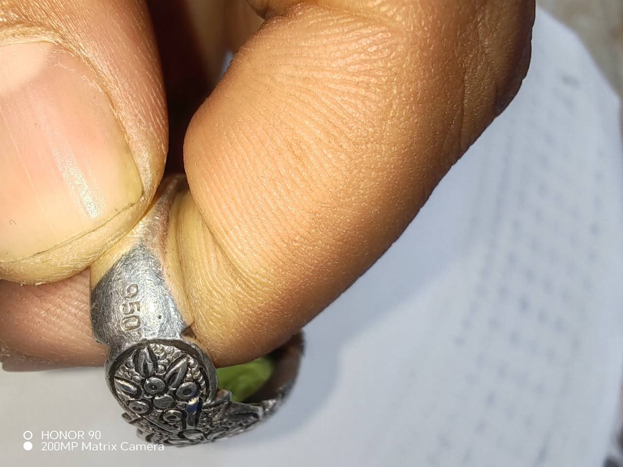 سلام عليكم ورحمة الله تحفة من حجر الزبرجد لاصلي ولون مميز كلش وصياغة عيار 950 صياغة يدويه قلم زني السعر علا الخاص عنوان بغداد مدينه الصدر ***********
