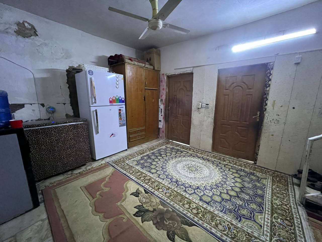 السلام عليكم
بيت البيع 10*20

بيت 200 متر (مربع)

البلديات 
حي الصحفيين 
اخر فرع بل صحفيين 
غرفتين نوم 
صاله
مطبخ
استقبال
مكلف بل نشر
استفسار
***********
