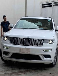 جيب سوميت 2017 وارد خليجي مكفولة فول مواصفات  مكينة 8 سلندر هيمي رادار...