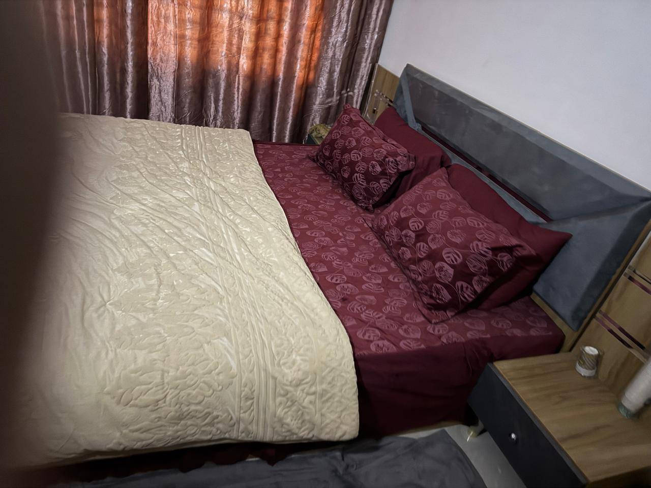 غرفه نوم تركيه جيدة جدا استعمال لمدة أيام السعر 500الف دينار حي القاهرة عنواني للعلم الغرفه مكانهه بالدورة***********

