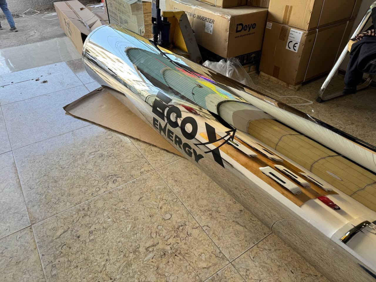 گیزەری وزەی خۆر ئاوی ماڵەکەت گەرم بکە بەبێ سوتانی هیچ سوتەمەنیە و بێ بەکار هێنانی کارەبا تەنها لە ەێگای تیشکی خۆر 
گیزەرەکانمان ناوازە و دەگمەنن لە کوالێتی و تایبەتمەندیان 
هەموو پارچەکەکانی ستێلس ستیلی دژە ژەنگ و پیسین تانکیەکەی دەورە دراوە بە فومی پر کە رێگری دەکات لە ساردبوونەوەی ئاوی گەرم کراو شوشەکانی کاربۆنی تایبەتە بۆ هەلمژینی گەرمی زیاتر  کۆنترۆلی تایبەتی لەگەڵە ، سانسۆری پلەی گەرمی و ئاستی ئاوی لەگەڵە ، هیتەری تایبەتی لەگەڵە بۆ کاتی پێویست کە تەنها ٦ امپێری پێویستە ، وەک ئەوەی دیارە دەبێت هەموو کات براندەکانی ئێمە جیاواز بێت لەبازار تولی مەگنیسیۆمی لەگەڵە بۆ ئەوەی ناو تانگی گیزەر کلس نەگرێ و دژە کلسە . 
٢٠٠ لیتر و ٣٠٠ لیتری بەردەستە سەرەرای گران بوونی نرخی بازا ر و گومرگی نرخی ئێمە نەگۆراوە و وەک خۆی ماوە 
تەنها ٥٥٠$ 
بۆزانیاری زیاتر و داوا کردن پەیوەندی بەم ژمارە بکە 
*********** أربيل, العراق
