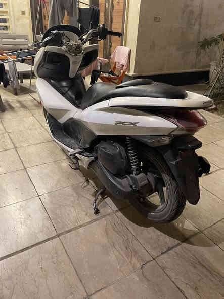 السلام عليكم 
دراجة PCX جيل اول (لون ابيض⚪️)
موديل 2016
الدراجة مكفوله كفالة عامه من مكينه وكفرات وجيب وياك فيتر و افحص صوت المكينة ماينسمع الله شاهد الدراجة نضيفه تخبل شعله و معدل اوراقها موجوده
السعر بـ 12 وبيها مجال
مكاني بغداد الكرادة
للاستفسار ***********

