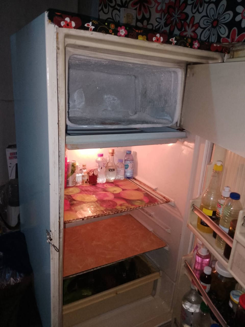 ثلاجة كونكرد القديم للبيع السعر 100العنوان موصل باب جديدقرب صيدلية الغانم***********
