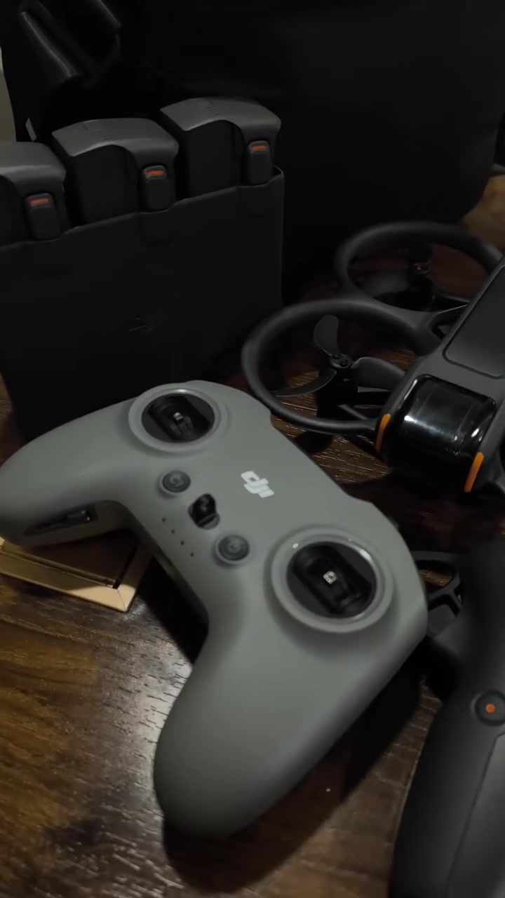 افاتا  DJI Avata 2 كومبو
الدرون جديدة وبعدها بالستيكرات مال الشركة بس مفتوحة للفحص داخل البيت ماطايرة بالشارع 
جنطتها  وكافة الملحقات موجودة 

الدرون Avata 2
النظارات (Goggles)
جويستك عدد 2 تحكم آلي وتحكم يدوي 
بطاريات (عدد … 3)
الشاحن + الكيبلات
الحقيبة
السعر مليونين و 200 الف بيها مجال
مكاني النجف ..
***********
