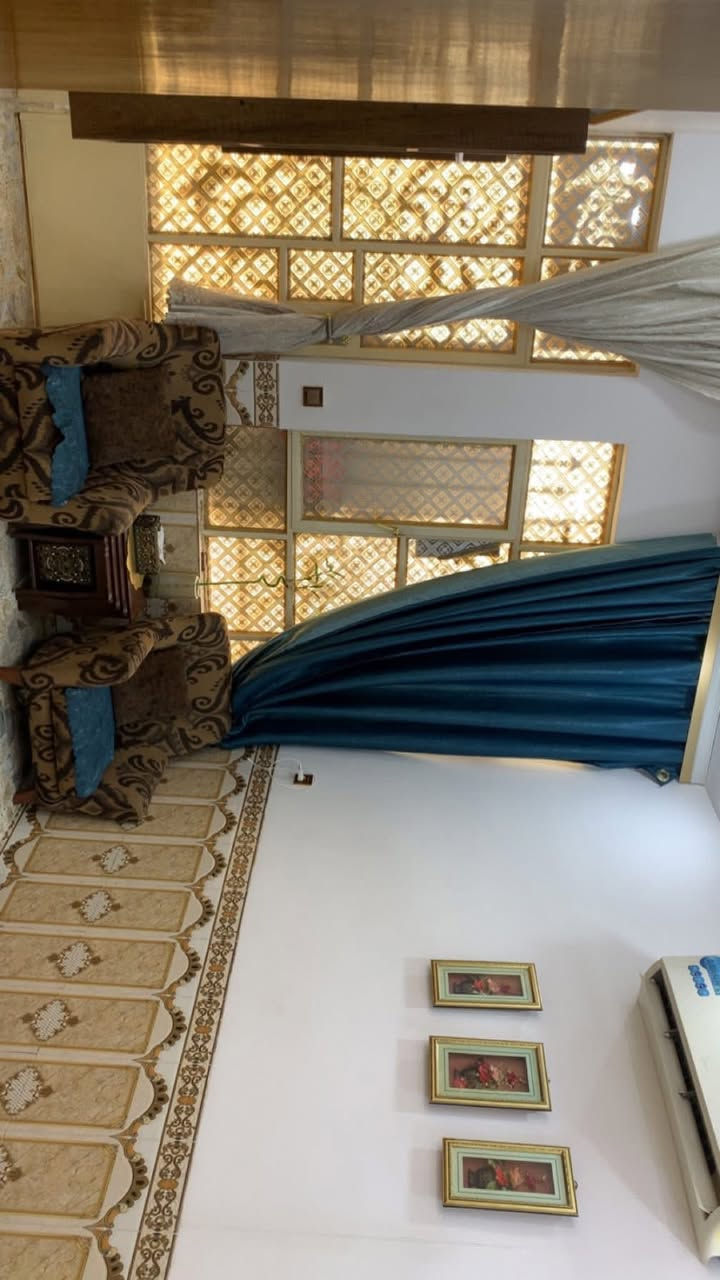السلام عليكم 

دار للبيع في قريه طالب العلي مقابيل هزة الحسينية تبعد عن بغداد 10 دقايق 💙

 الشارع المؤدي الى المحطة القدس اول نزلة على يسار يسمو  شارع أبو قتيبه  يبعد عن الشارع العام 5 دقايق واقل هم 

 المساحة 150 متر 💙

الواجهه 10 متر والنزال 15 متر

البيت ملك طابو زراعي سند 25 تحويل مباشر وقانوني من كل النواحي

يتكون البيت من كراج خارجي تدخل بي سيارة وخدمات خارجيه كامله 

البيت بي 3 مداخل 1-من الاستقبال  2-من الهول 3- من المطبخ 

الطابق الاول : 

استقبال / هول /مطبخ /غرفة نوم /خدمات صحيه/ترك خارجي بظهر البيت فدشي كلش حلو

الطابق الثاني :
غرفة نوم على طول الاستقبال 
غرفة نوم + بلكونه 
غرفة نوم + خدمات صحيه 
يعني الطابق الثاني بي 3 غرف نوم 

البيت سطح ناصي وسطح عالي دبل سطح البيت متعوب عليه من كل النواحي من كهربائيات ومن ارضيه وديكورات 
نقص البيت فقط الواجهه

السعر 150مليون وبي مجال والشراء يدلل ❤️

 ***********
