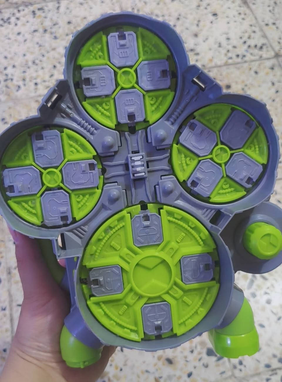 هذه لعبة Ben 10 Alien Creation Chamber من شركة Playmates Toys.تتيح هذه اللعبة للأطفال مزج ومطابقة أجزاء مختلفة من 4 شخصيات فضائية صغيرة (بحجم 3 بوصات) لإنشاء شخصياتهم الخاصة.تتكون المجموعة من غرفة "Creation Chamber" المستوحاة من جهاز الـ Omnitrix حيث يتم تركيب الأجزاء، بالإضافة إلى الأجزاء الفضائية نفسها.تتضمن الأجزاء عادةً رؤوساً، وجذوعاً، وأذرعاً، وأرجلاً لشخصيات مثل "لوجا" (Wildvine)، و"رجل النار" (Heatblast)، و"فور آرمز" (Four Arms)، و"غراي ماتر" (Grey


**إذا كنت صاحب هذا الإعلان وتريد حذفه لأي سبب، رجاءا أرسل رسالة إلى الدعم الفني**