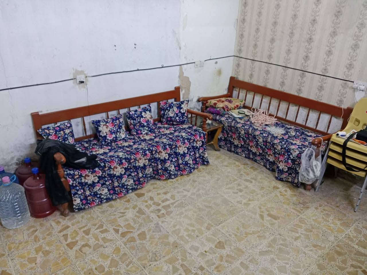 السلام عليكم دار للبيع مساحة 132 واجهة 15نزال 8 يتكون من غرفتين نوم مساحتهن 5×83  مطبخ4×4 صالة 4×4 استقبال 7×3و60 وفوك الاستقبال غرفة نظام سويت نفس مساحته طرمة 3×4 مع خدمات داخليه وخارجية 2×2 العنوان بغداد الشعب الجمعيات مقابل خدمات عمار ابو الدهن السعر 75 للاستفسار ***********
