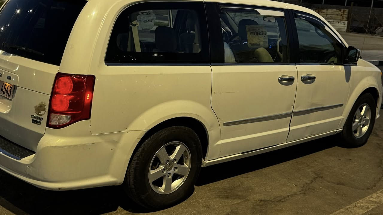 دوج كرفان 2011السياوه نقصه مكينه فقط وبيه بعد اكم شغله مبينه بل تصوير السياره رقمه اعماره مميز اليف وين ما تريد تتحول السياره سعره ب110وبيه مجال للستفسار ***********
