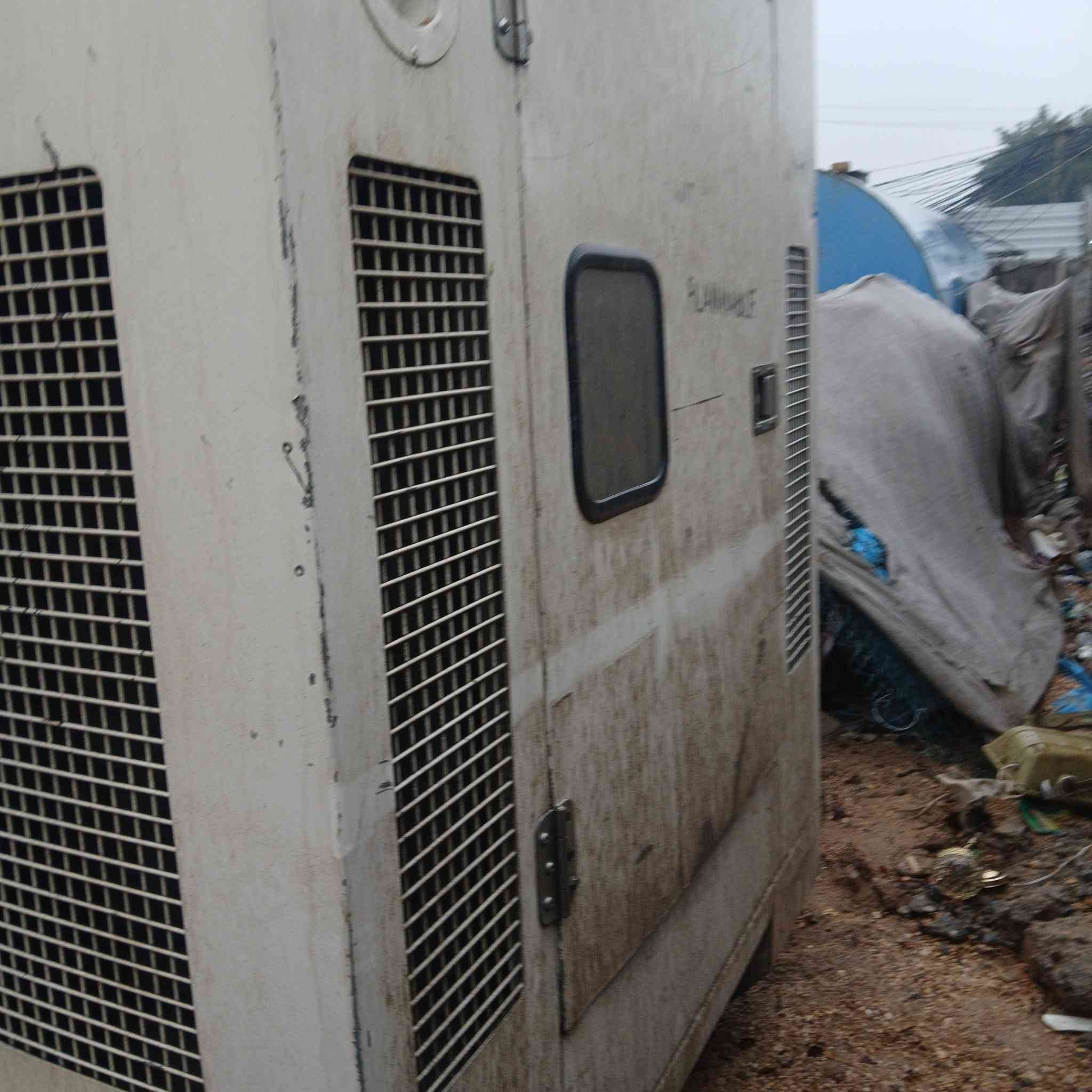 كاتم  للبيع فارغ طول  560  ارتفاع 230 العرض 160  مكان نجف السعر ١٨ ورقه   ***********
