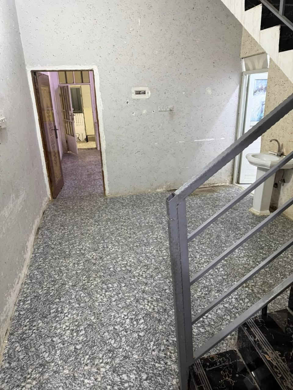 السلام عليكم بيت طابق ثاني الايجار في حي الجهاد في ديوان الاصيل شارع اسواق عبودي معزول المي والكهرباء بي عرفه نوم وحده وحولي وصاله ومطبخ وسطح اجاره 400الف وبي مجال الاتصال على الرقم ***********يوم واحد بالشهر يفرغ البيت ويكون عائله صغيره وموظف
