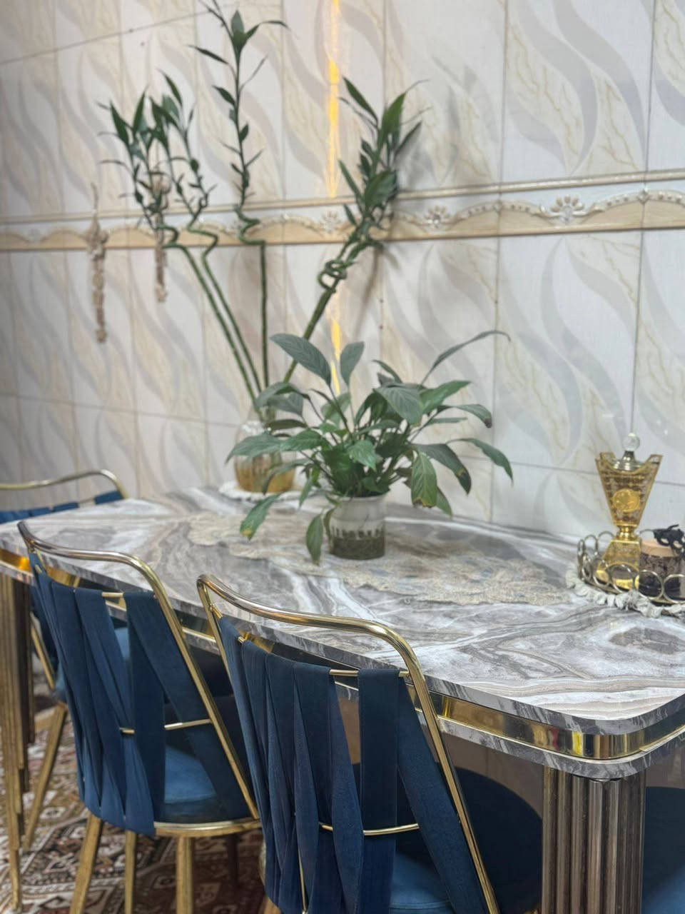 السلام عليكم عندي ميز طعام أربع كراسي للبيع العنوان  بصرة سجن حمدان  الرقم واتساب ***********
