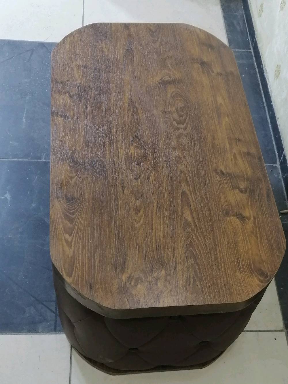 مجموعة أثاث مكتبي فخمة تتضمن مكتب مصنوع من الخشب ذو تصميم أنيق ومبطن بجوانب جلدية، بالإضافة إلى خزائن جانبية لتخزين الوثائق. كما تحتوي المجموعة على طاولة جانبية باللون البني الغامق والجلد البني مع تفاصيل عصرية. مثالية للمكاتب الحديثة وتضفي لمسة من الأناقة والراحة للبيئة العملية. تحتوي المجموعة أيضًا على كراسي مريحة مع تنجيد فاخر باللونين الأخضر والبيج للحصول على راحة واسترخاء أثناء العمل.