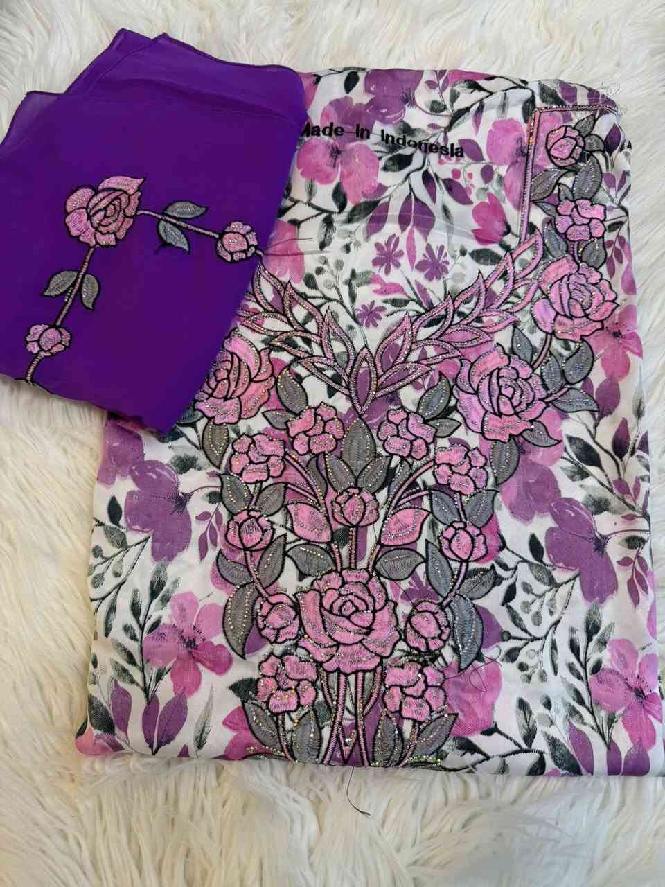 قماش مخور اندنوسي الاصلي 
القطعه ٤ امتار + شال 
تطريز + ستراس 
يوجد توصيل داخل جلولاء 
عنوان المحل قيصرية الاقمشه محل حمودي


**إذا كنت صاحب هذا الإعلان وتريد حذفه لأي سبب، رجاءا أرسل رسالة إلى الدعم الفني**