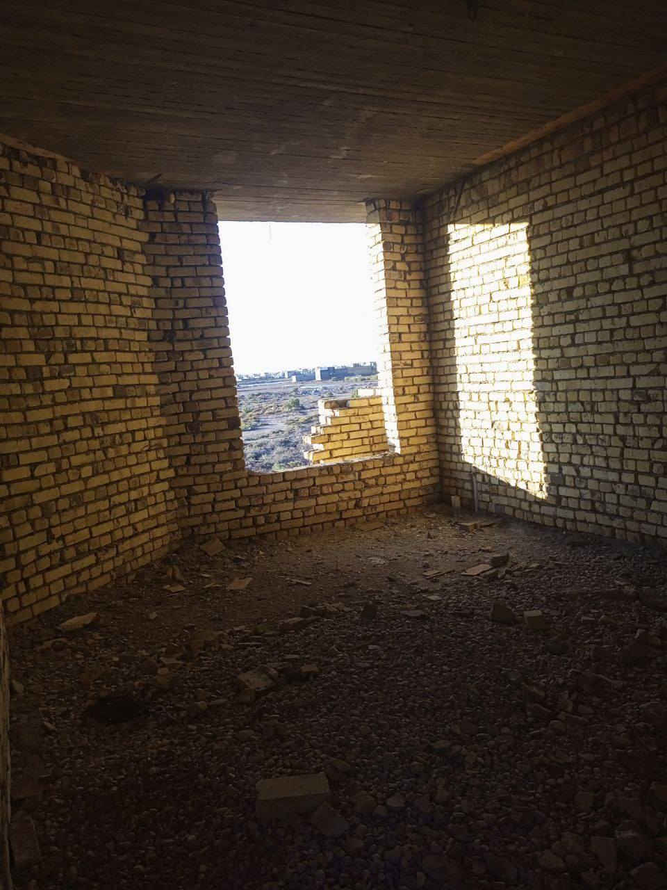 السلام عليكم بيت ٢٠٠ متر زراعي بلكوت الجديده شارع الاقواس مشمول بلتطويب بي ٣ غرف نوم غرفتين جوه ومطبخ وصاله واستقبال وحديقه داخليه ومجموعه صحيات داخل وخارج والطابق الثاني غرفه وبيتونه ب٥٥ وبي مجال ***********
