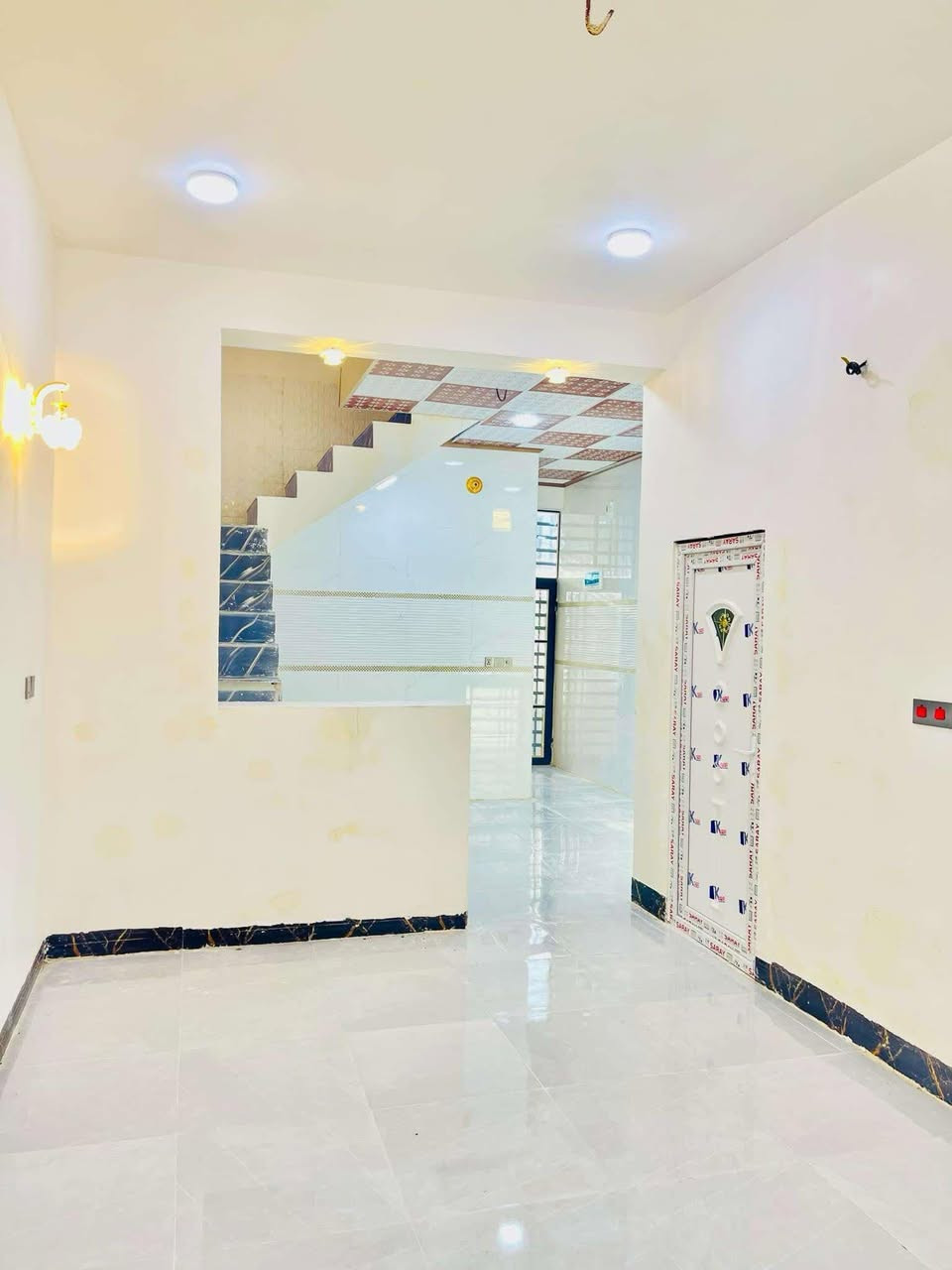 (🧿بيت للبيع طابو صرف🧿)
✅مساحة 100 متر 
✅مكانه نجف مجمع بيتي مقابيل مجمع لميرات 
———————————————
جميع لخدمات متوفرء 
✅ماي كهرباء مدارس 
———————————————
((سعر 67 وبي مجال ))
يتكون لبيت من غرفه 😴 
وصاله وستقبال ومطبخ وصحيات عدد ثنين ومكشوفه 
استفسار اكثر نتصال او اتساب 
***********
