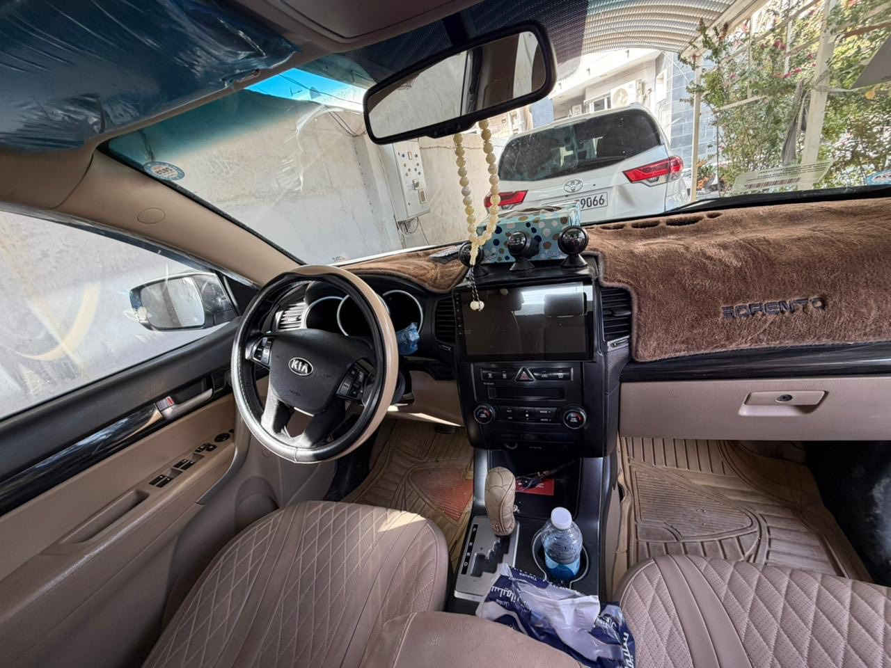 كيا سورنتو 2011 "خليجي" - فول مواصفات - عائلية بامتياز 🚗✨
الوصف:
للبيع سيارة كيا سورنتو موديل 2011،  رقم سليمانية  وارد خليجي  سيارة مال بيت ونظيفة جداً وجاهزة من كل النواحي 
.
المواصفات:
• المحرك: 6 سلندر، قوة وعزم عالي.
• السعة: 7 راكب (3 قطع تبريد ثلج ❄️، التبريد المركزي يوصل لآخر ستاي).
• الإضافات: فول مواصفات (فتحة سقف بانوراما ، كراسي جلد، تحكم ستيرن، حساسات..) عدا البصمة.
• الحالة: نظيفة جداً، 
الضرر  (صبغ باب واحد فقط، وتعديل بارد بالجاملغ الخلفي، وفابلون كصة بنيد). الشغل جداً نظيف 
.
.

السعر المطلوب 140 ورقة ($14,000)، وبيها مجال طيب للجادين بعد المعاينة والفحص.
📍 المكان السيارة:( أنبار / الرمادي )
📞 للتواصل والاستفسار: [***********]
